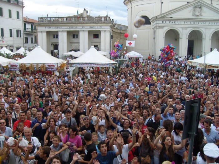 sagra porchetta in piazza ad ariccia lancio panini