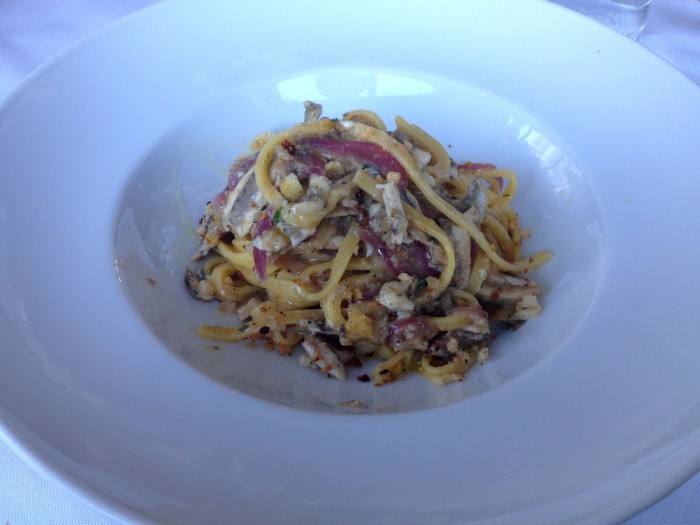 Tagliatelle con alici e pane profumato