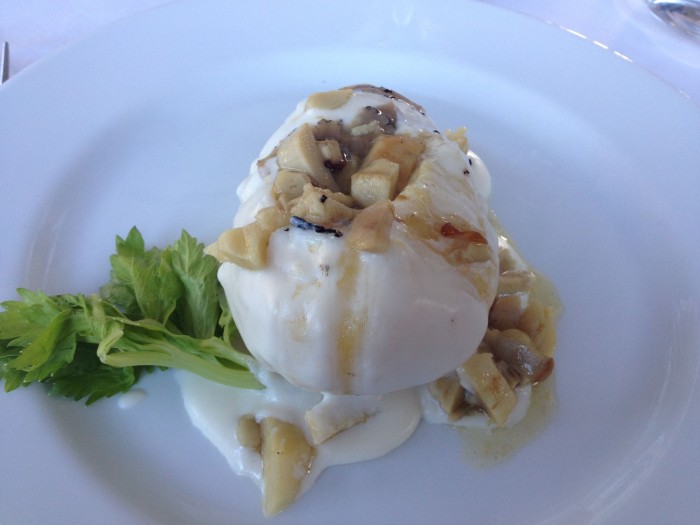 patata farcita con fonduta di formaggi, tartufo e porcini