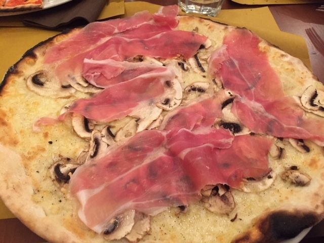pizza funghi e prosciutto crudo di Norcia