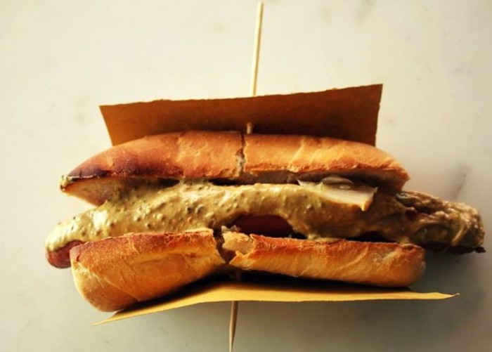 hot-dog-mangiari-di-strada