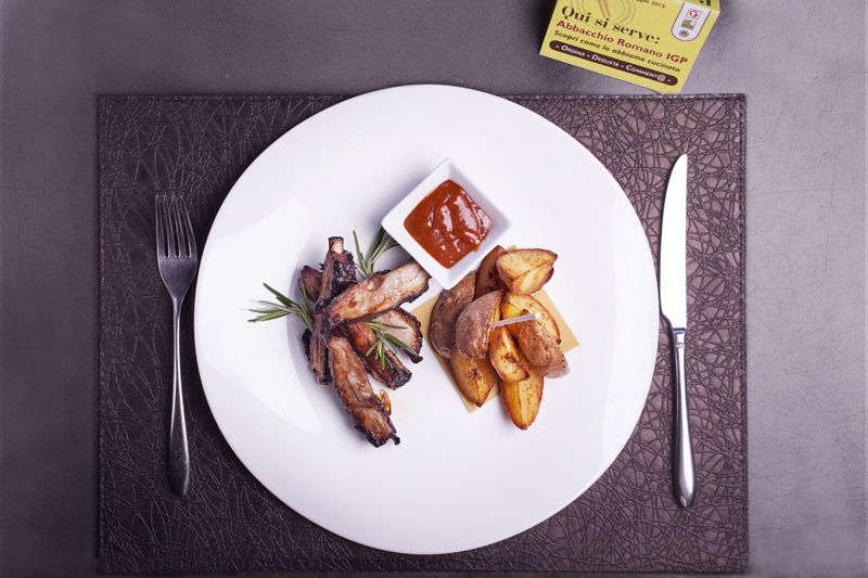 Costine di Abbacchio Romano IGP al miele con salsa barbecue e patate soffiate (Salotto Culinario)mod2