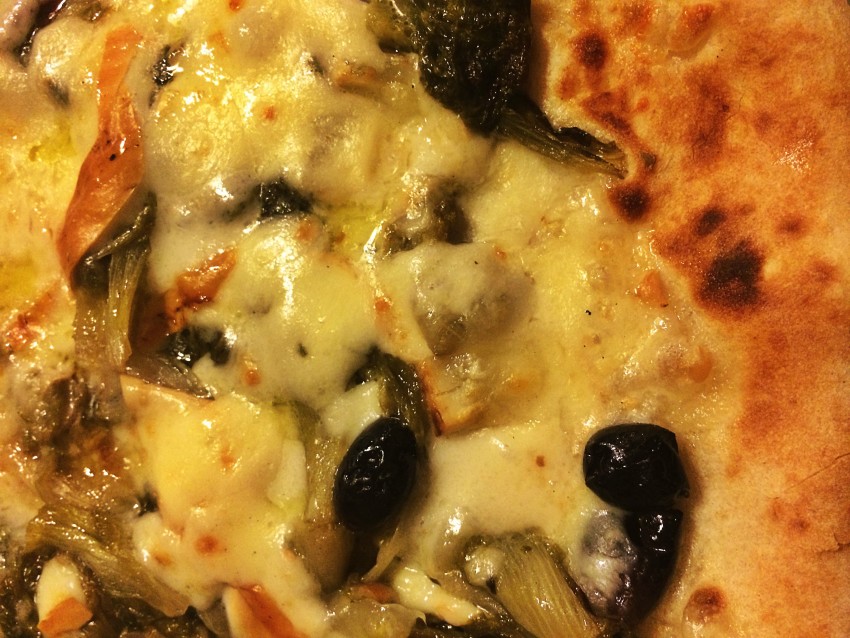 Pizza scarole e provolone del Monaco Dop da Concettina ai Tre Santi