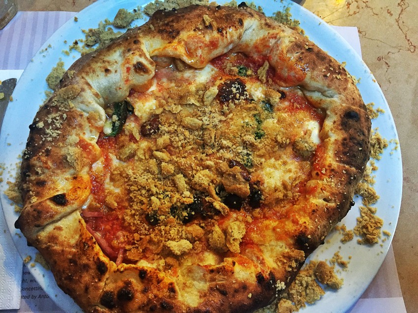 Pizza tarallo sbriciolato e cornicione ripieno Concettina ai Tre Santi