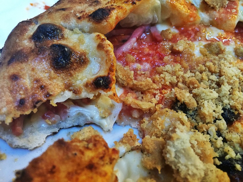Pizza cornicione ripieno e tarallo sbriciolato Concettina ai Tre Santi