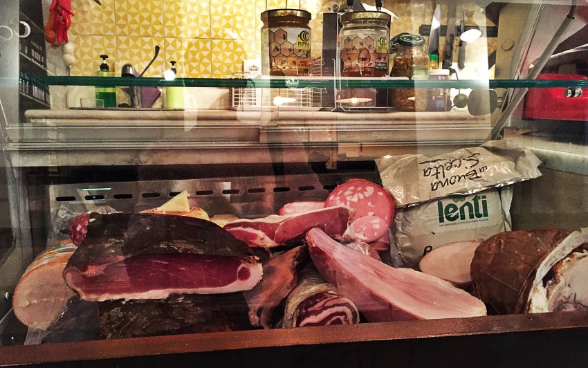 Crunch Napoli vetrina salumi