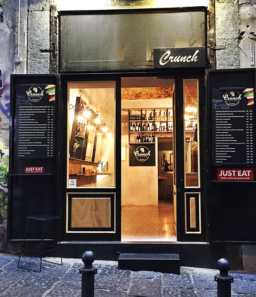 Crunch toast to toast Napoli esterno