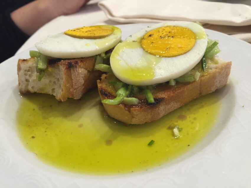 Osteria del Velodromo Vecchio: bruschetta con puntarelle e uova
