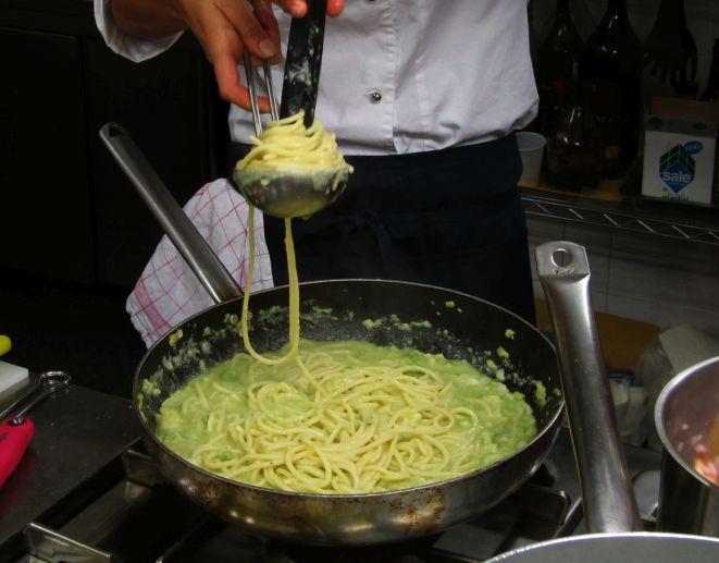 impiattare gli spaghetti con pinze