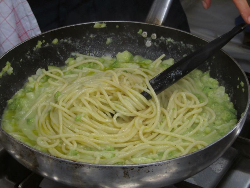 spaghetti con broccolo spadellato