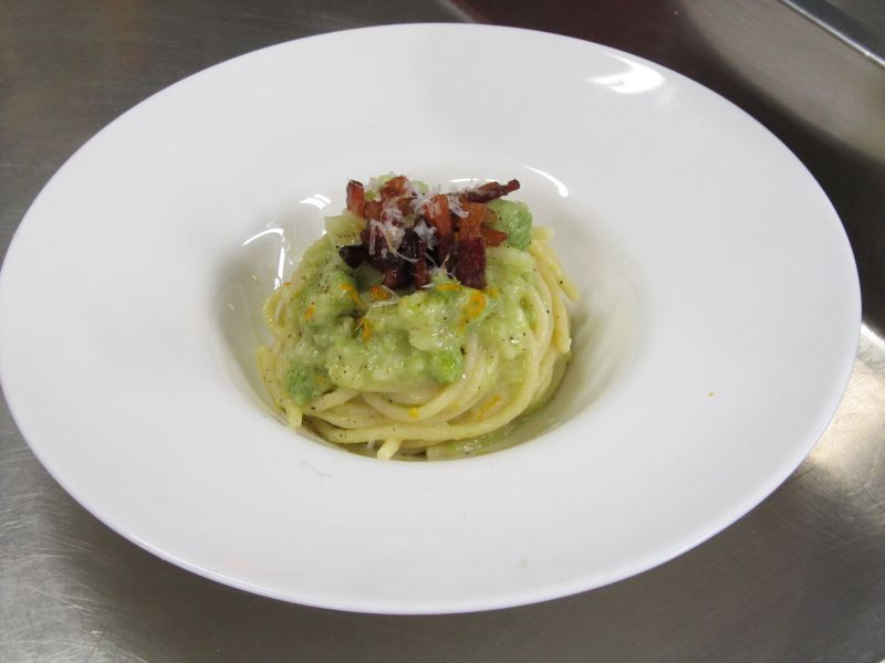 spaghettone con broccolo stellato, guanciale e arancia