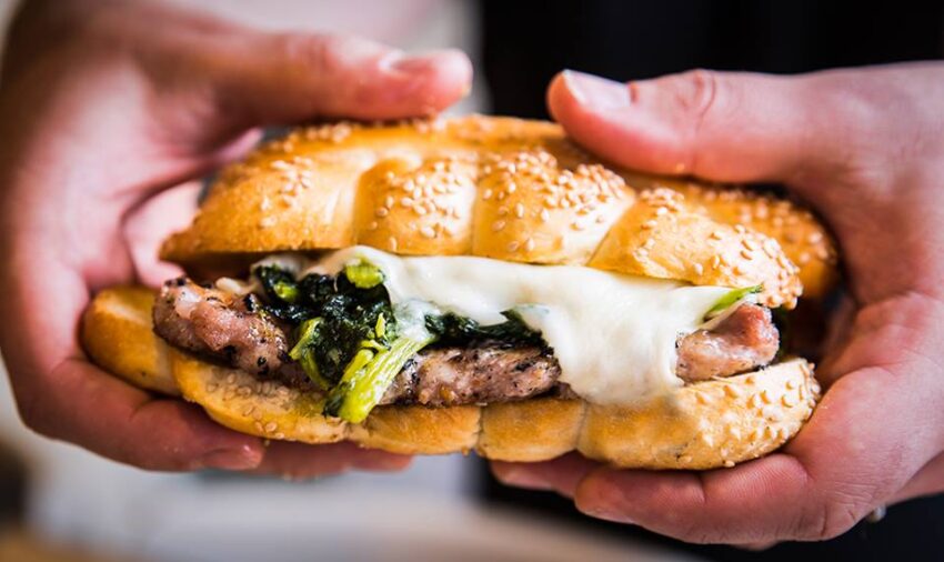 Salsiccia siciliana e friarielli campani saltati, con provola delle Madonie