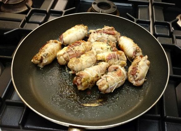 Involtino di pollo prosciutto e uvette ricetta Involtino di pollo prosciutto e uvette ricetta