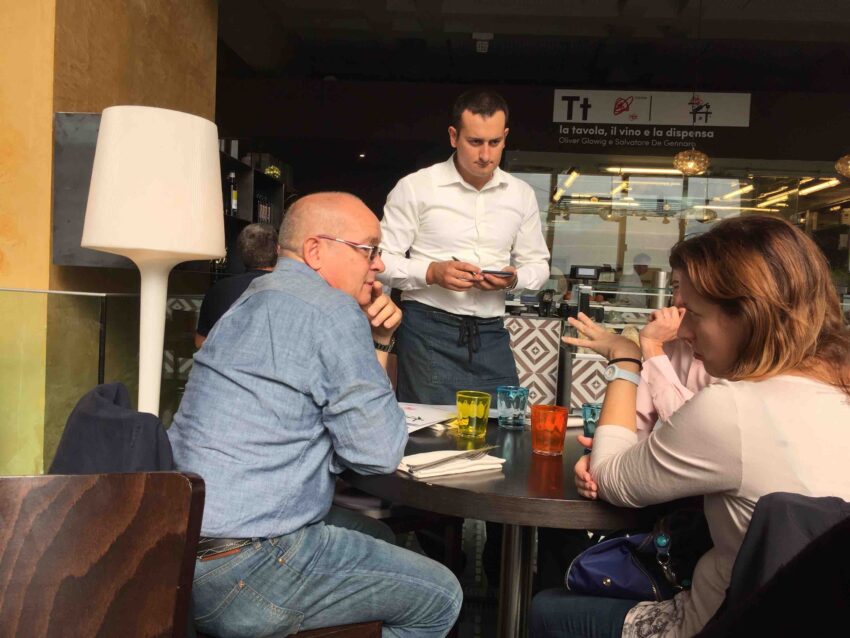 oliver-glowig-mercato-centrale-cameriere