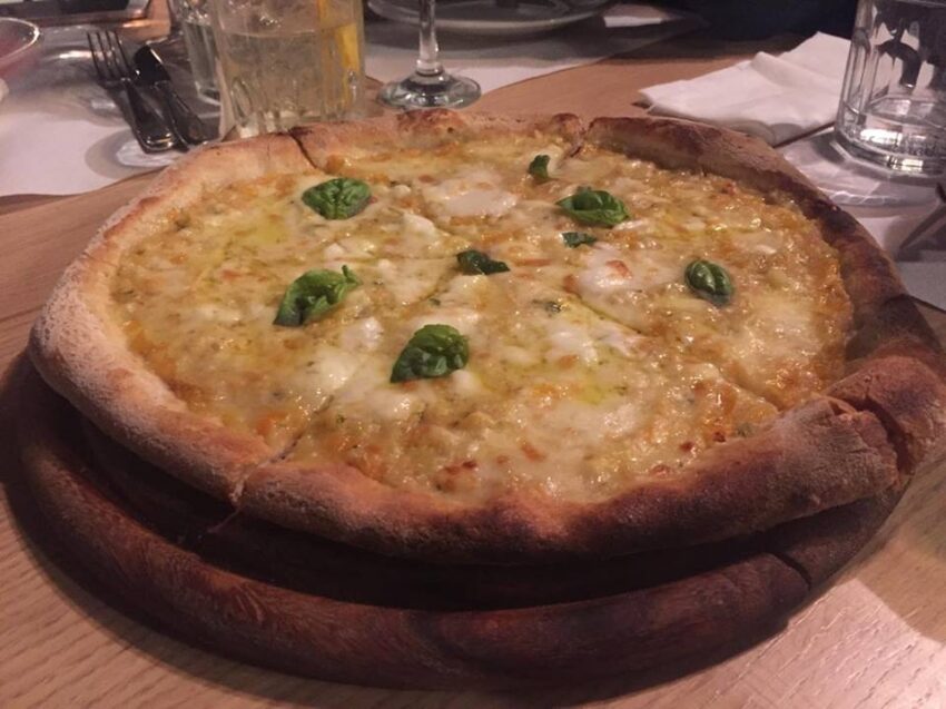 Pizza con datteri giallo