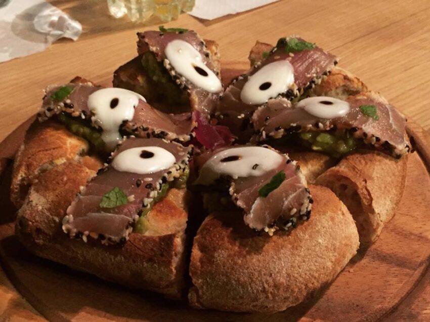 Pizza con tonno tataki e datterino giallo
