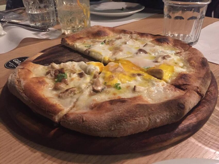Pizza con uovo porcini e tartufo