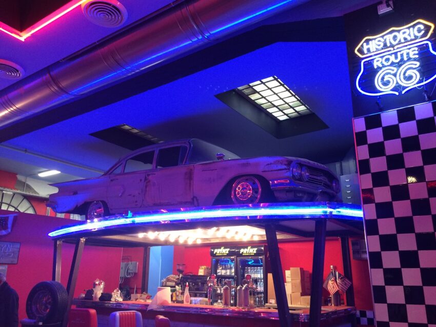 americandinerfirenze_cadillac