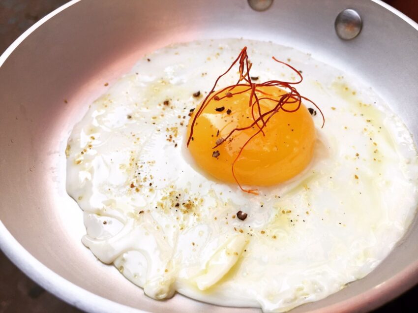 eggs roma uova al tegamino