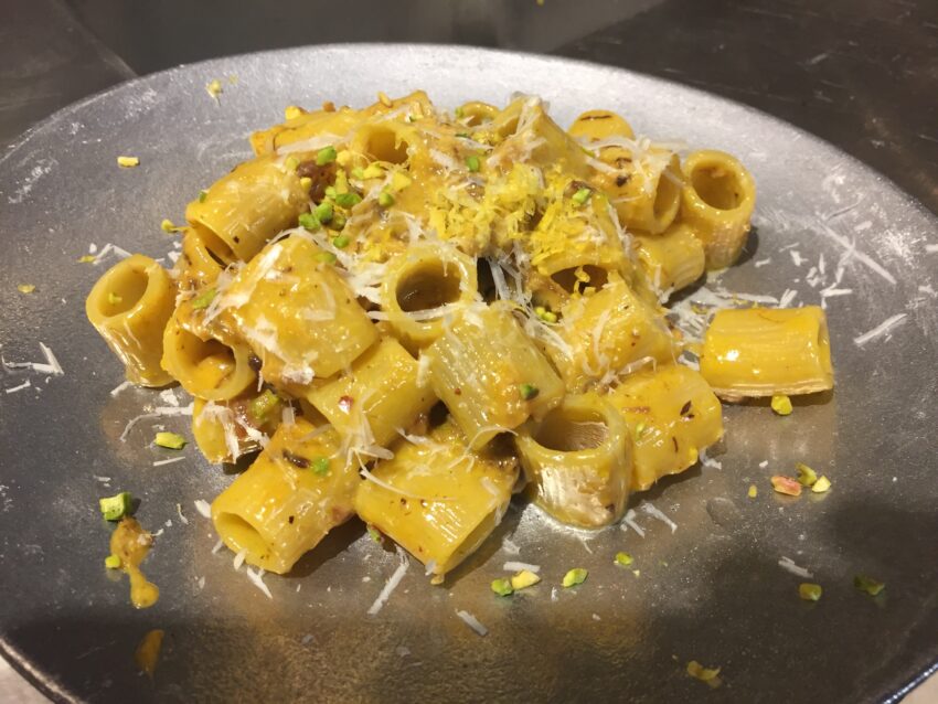 La Carbonara di Eggs Roma sul piatto 2