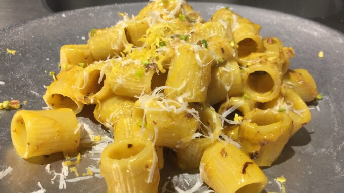 La Carbonara di Eggs Roma sul piatto