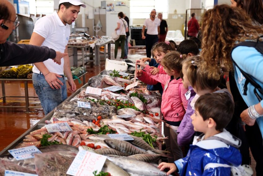 Mercato ittico - bambini-X2