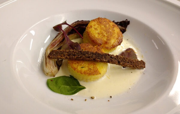 medaglioni-di-polenta-arrostiti-su-fonduta-di-formaggio-gorgonzola