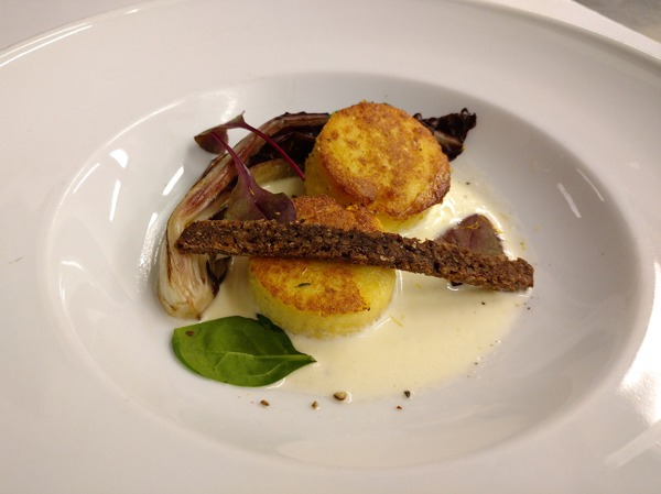 medaglioni-di-polenta-arrostiti-su-fonduta-di-formaggio-gorgonzola