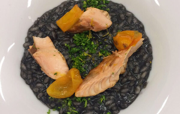 risotto al nero di seppia salmone e arancia ricetta