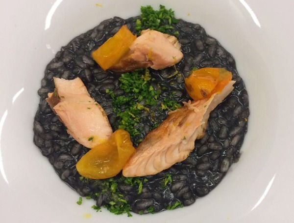 risotto al nero di seppia salmone e arancia ricetta