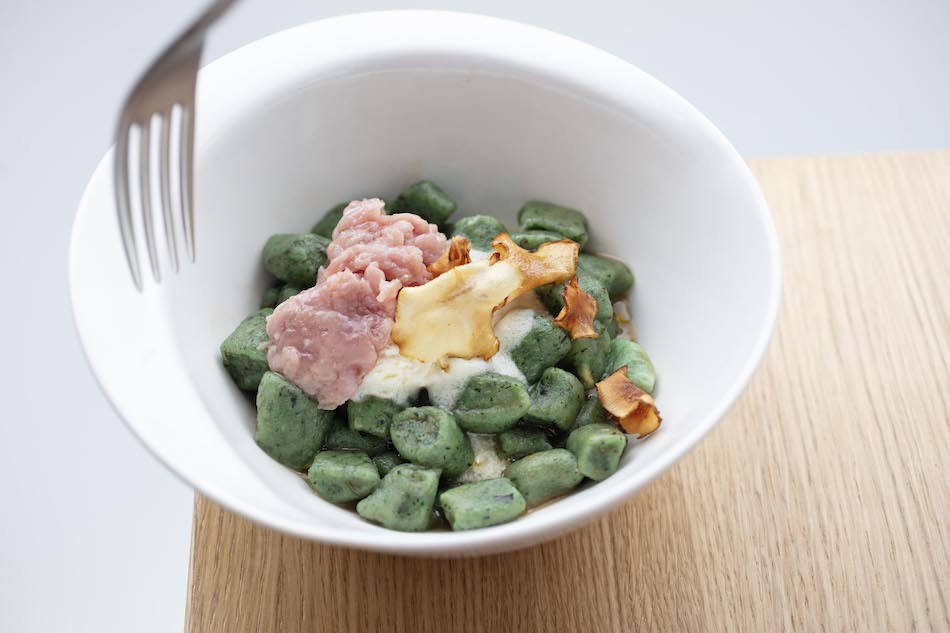 Gnocchi di Cicoria, tartare di Vitello, cremoso al Parmigiano e Topinambur Acqualunae