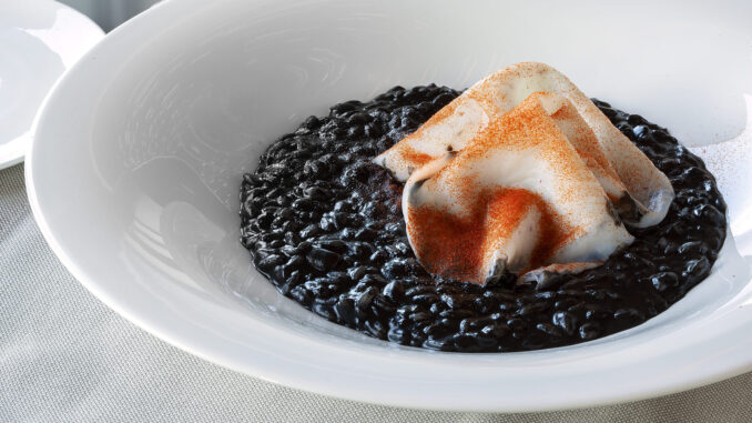 Olio - Riso Carnaroli Riserva San Massimo con carpaccio di seppia del Mare Adriatico, il suo nero e polvere di peperone arrostito