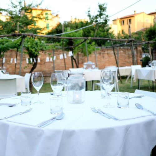 Dove mangiare all’aperto a Bologna: ristoranti fuori porta e nuovi progetti estivi in città