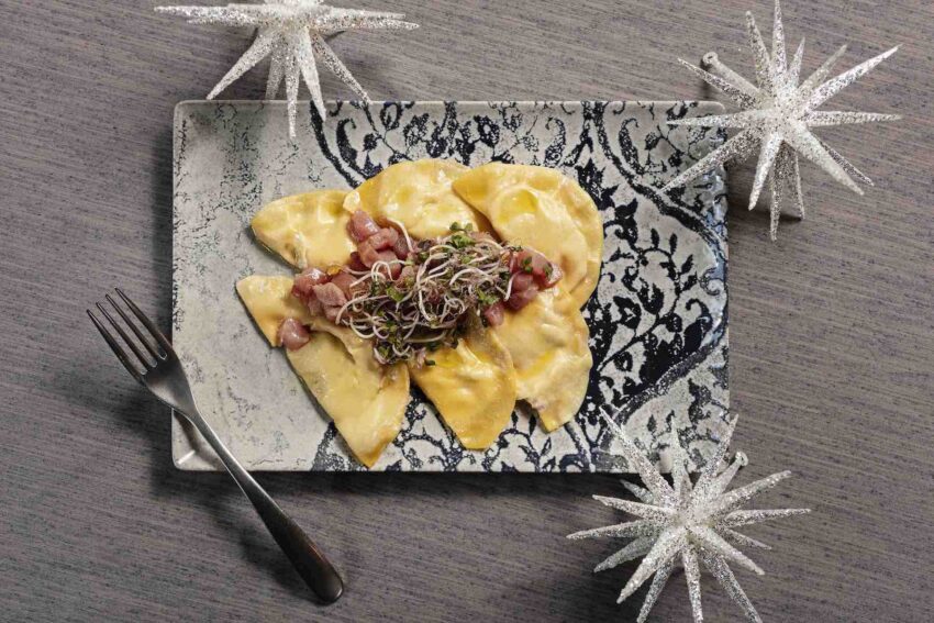 AQUALUNAE BISTROT - CENA 24 DICEMBRE - Mezzelune con mantecato di scaglie di tonno essiccato 'Katsuobushi', Tartare di tonno, soia, Lime e peperoncino dolce