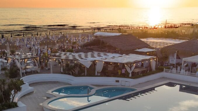 aperitivo in spiaggia sul litorale romano