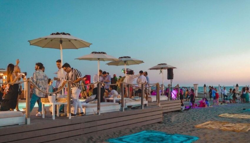 aperitivo in spiaggia sul litorale romano