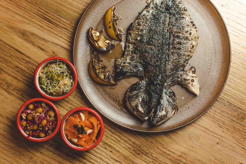 tracina alla brace con insalata di verdure fermentate