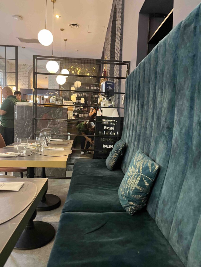 Vincenzo Capuano pizza Milano forbici divanetto