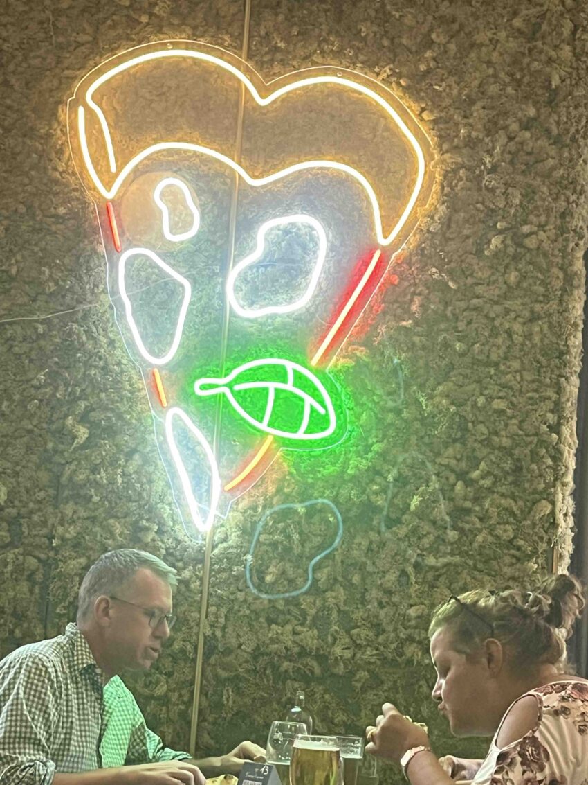 Vincenzo Capuano a Milano pizza e forbici logo