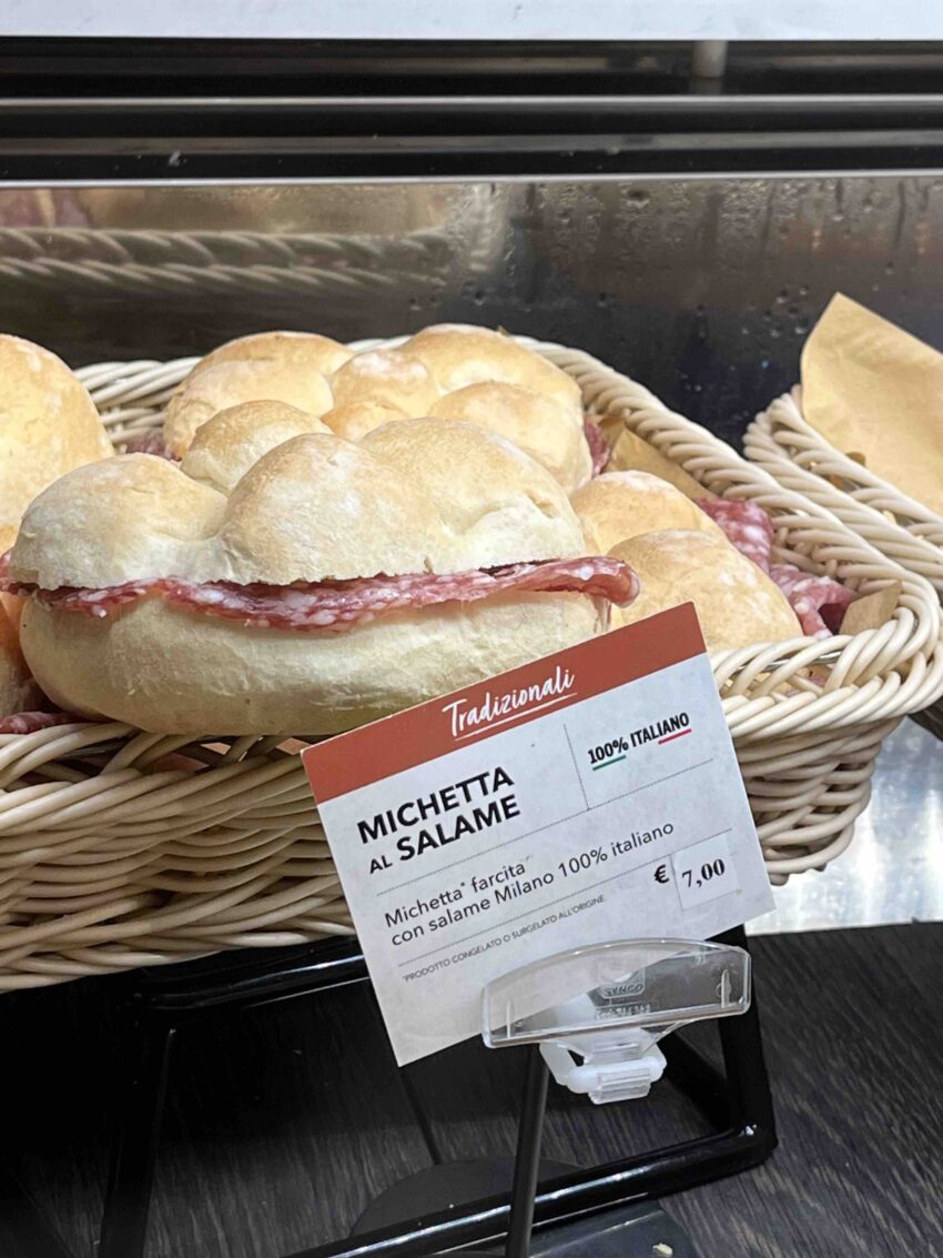 michetta al salame in autogrill