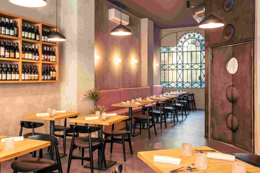 Eggs Milano la sala interna di via Solferino con in fondo la vetrata liberty