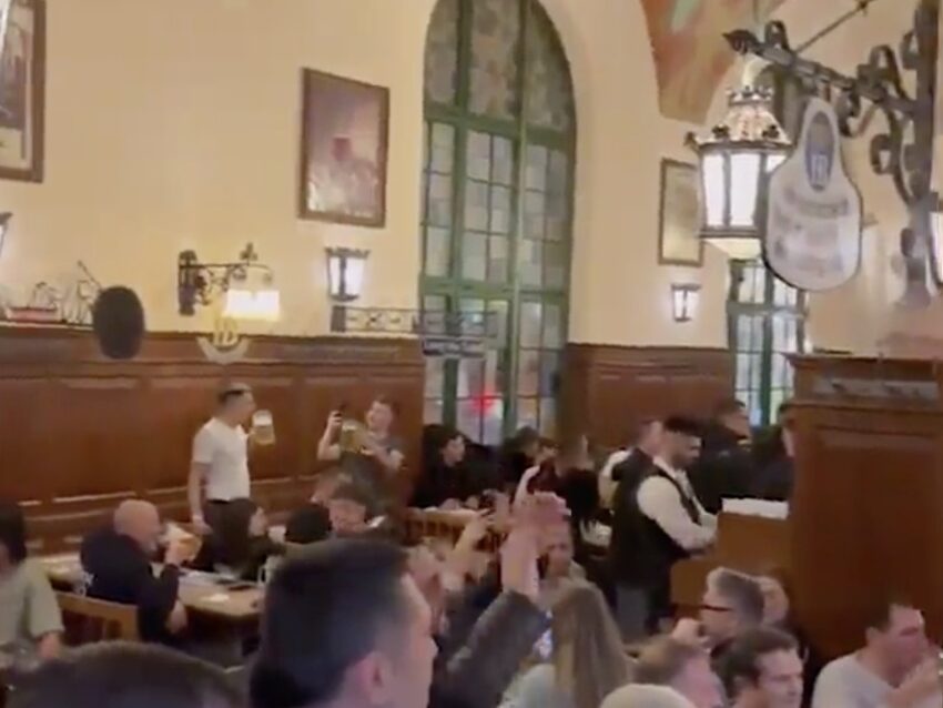 i tifosi della lazio nella birreria di Monaco cara a Hitler