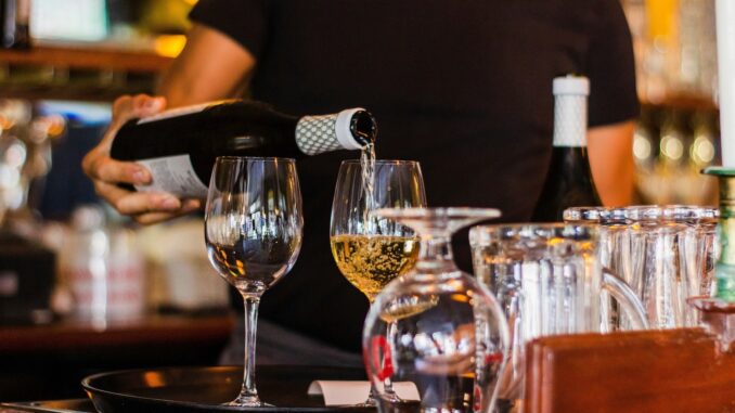 al condomio a verona viene regalato del vino ai clienti che non usano il cellulare
