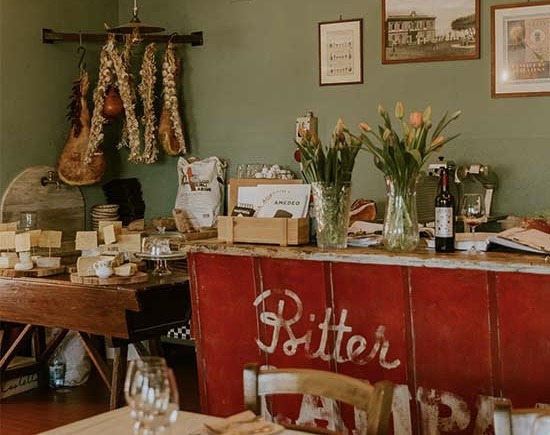 il bancone di hosteria amedeo a monte porzio catone