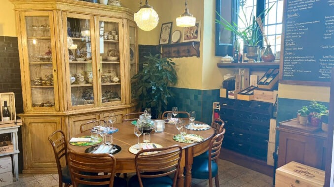 La sala con la credenza per il pranzo domenicale da Etta