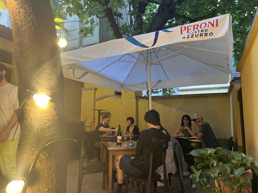 ai fiori blu milano cortile
