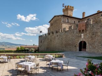 Le mura del Castello Banfi a Poggio alle Mura (Siena)