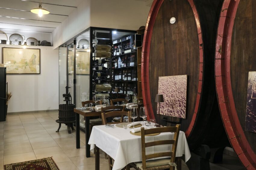 gli interni del ristorante sapereta all'isola d'elba