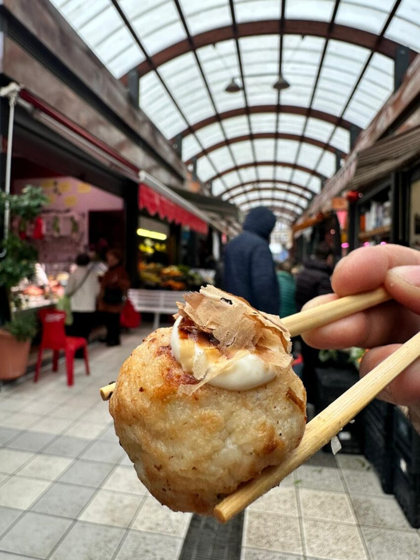 Una polpetta takoyaki da Mun Sushi Bar a Monteverde