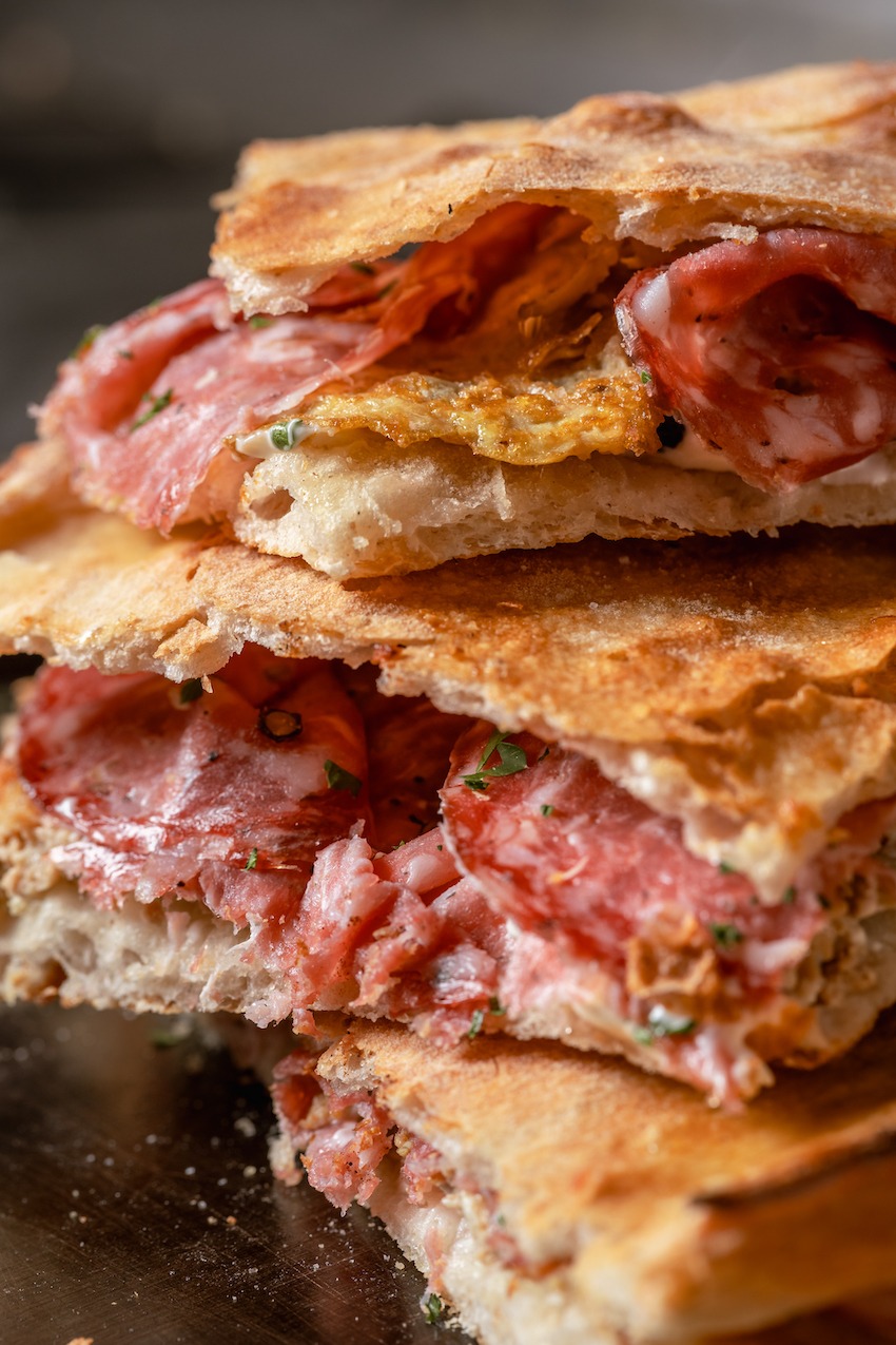 pizza finocchiona e frittata di carciofi di fermento a roma